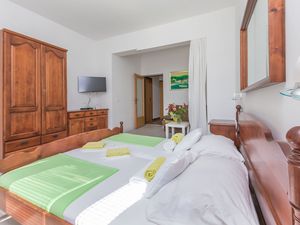 23946115-Ferienwohnung-2-Duće-300x225-4