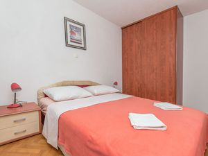 23946141-Ferienwohnung-3-Duće-300x225-4