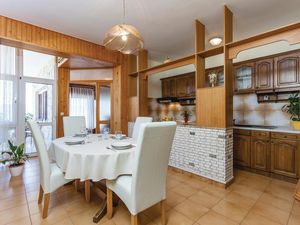 23728287-Ferienwohnung-4-Duće-300x225-4