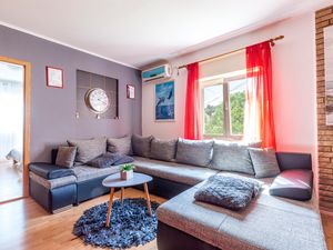 23744813-Ferienwohnung-4-Duće-300x225-3