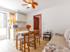 23746727-Ferienwohnung-3-Duće-300x225-1