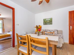 23746727-Ferienwohnung-3-Duće-300x225-2