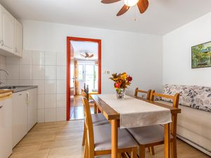 23746727-Ferienwohnung-3-Duće-300x225-3