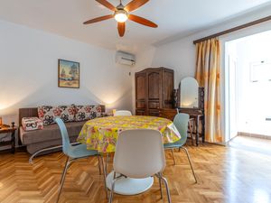 23746738-Ferienwohnung-6-Duće-300x225-4