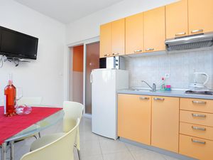 19308204-Ferienwohnung-4-Duće-300x225-3