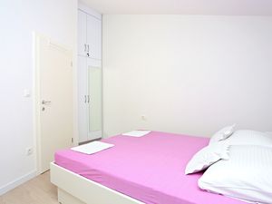 22407693-Ferienwohnung-5-Duće-300x225-5