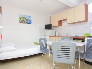 22629001-Ferienwohnung-4-Duće-300x225-1