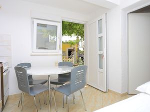 22629001-Ferienwohnung-4-Duće-300x225-3