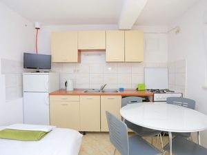 22629001-Ferienwohnung-4-Duće-300x225-4