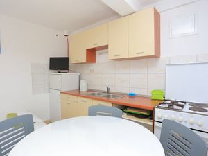 22629001-Ferienwohnung-4-Duće-300x225-5