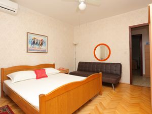 23675024-Ferienwohnung-5-Duće-300x225-3