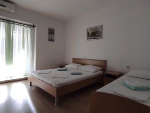 23677769-Ferienwohnung-3-Duće-300x225-2