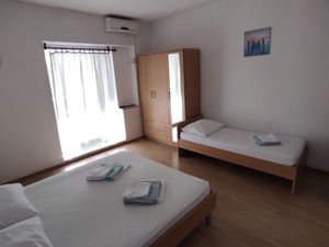 23677771-Ferienwohnung-3-Duće-300x225-2