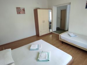 23677774-Ferienwohnung-3-Duće-300x225-3