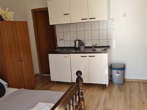 23988320-Ferienwohnung-3-Duće-300x225-1