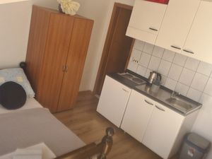 23988320-Ferienwohnung-3-Duće-300x225-4