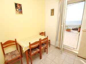 23928402-Ferienwohnung-3-Duće-300x225-1