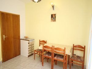 23928402-Ferienwohnung-3-Duće-300x225-2