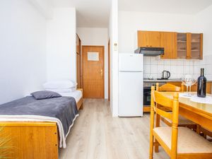 23927014-Ferienwohnung-4-Duće-300x225-2