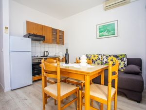 23927014-Ferienwohnung-4-Duće-300x225-3