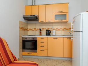 23927043-Ferienwohnung-3-Duće-300x225-4