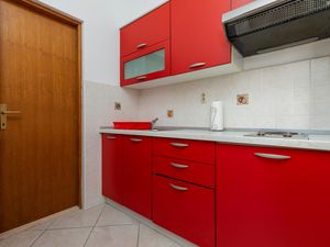 23927045-Ferienwohnung-3-Duće-300x225-4