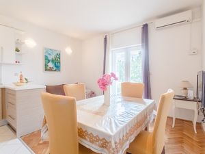 23930268-Ferienwohnung-4-Duće-300x225-5