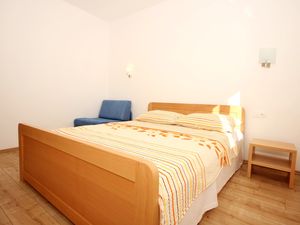 23930761-Ferienwohnung-3-Duće-300x225-5