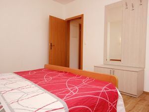 23930762-Ferienwohnung-4-Duće-300x225-5