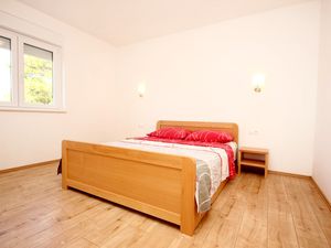 23930764-Ferienwohnung-4-Duće-300x225-4