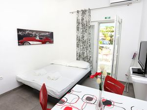 23931012-Ferienwohnung-4-Duće-300x225-1