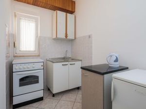 23933098-Ferienwohnung-3-Duće-300x225-3