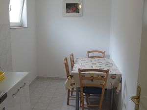 23933100-Ferienwohnung-4-Duće-300x225-1