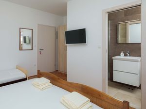 23933099-Ferienwohnung-5-Duće-300x225-4