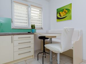 23927174-Ferienwohnung-7-Duće-300x225-1