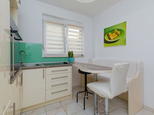 23927174-Ferienwohnung-7-Duće-300x225-4