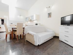 23927006-Ferienwohnung-6-Duće-300x225-2