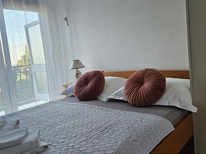 23988337-Ferienwohnung-2-Duće-300x225-2