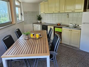 23988324-Ferienwohnung-4-Duće-300x225-4