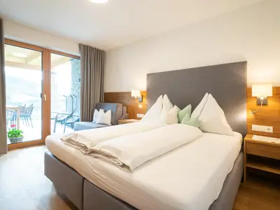 Schlafzimmer mit Doppelbett