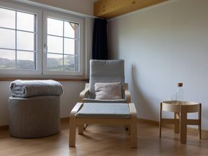 Wohnzimmer: Gemütliche Sitzecke mit Ausblick auf Churfirsten und Speer