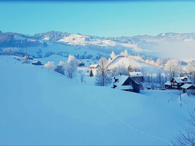 Aussicht von Ferienwohnung auf winterliches Toggenburg (Blick von Veranda/Wohnzimmer/Küche in Richtung Tanzboden)