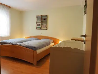 Schlafzimmer 2, Doppel- und Babybett