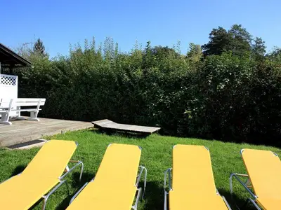 Relaxliegen am privaten Badestrand