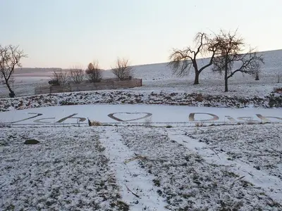 Liebeserklärung auf dem zugefrorenem Teich