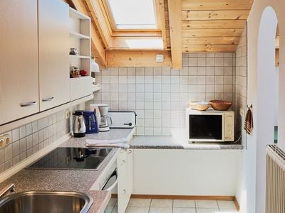 Schöne separate Küche mit neuen Geräten