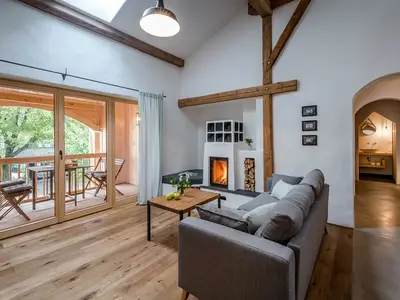 Das Wohnzimmer mit Balkon