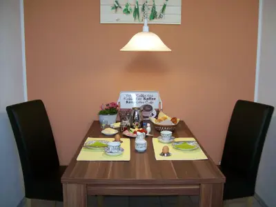 Der Esstisch in der Küche bietet 5 Personen Platz