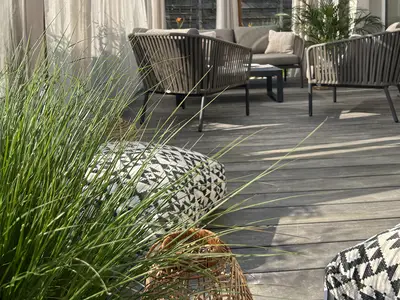 Auf der Terrasse viel Platz für Entspannung