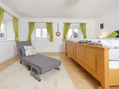 Schlafzimmer mit Relaxstuhl